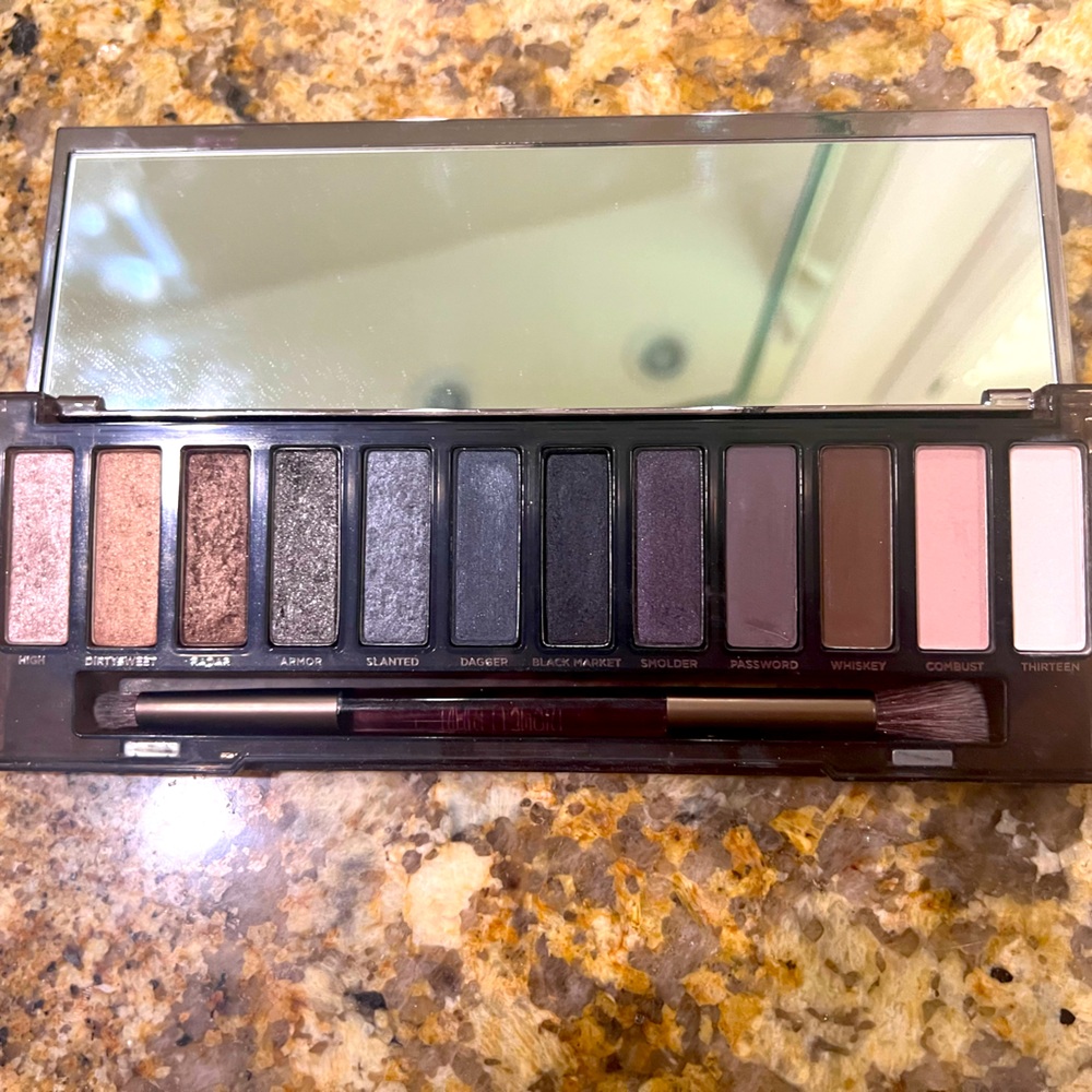 Urban Decay Smokey eye pallete. 
Never used, just swiped colors to try.